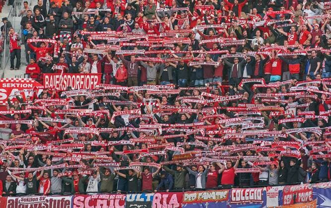Fan, Fans, Fussballfans, supporters, spectators, Zuschauer, Jacke, Kutte, Weste, Fankurve, Schals Fanschals, Maske, Verkleidung, Fahne, Flagge, Vereinsfarben, Vereinsfahne, Fanfahne, Vereinsflagge, Fanflagge, schwenken, Fahnenmeer, Choreographie, Transparente, Show, Darstellung, Nachricht, Kommunikation, Fanchoreographie, Fankurve, FC SEVILLA - FC BAYERN MUENCHEN 1-2 Viertelfinale Hinspiel, Fussball UEFA Champions League, Sevilla, Spanien 03.04.2018 CL Saison 2017 2018, FCB,