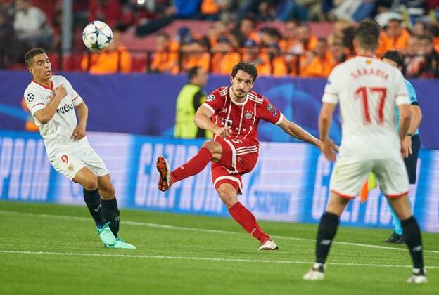 Mats HUMMELS, FCB 5 Einzelaktion mit Ball, Ganzfigur, Freisteller, Einzelbild, Hochformat, Aktion, Ganzkoerper, Einzelaufnahmen, Action Ballannahme, Ballbehandlung Wissam BEN YEDDER, Sevilla 9 FC SEVILLA - FC BAYERN MUENCHEN 1-2 Viertelfinale Hinspiel, Fussball UEFA Champions League, Sevilla, Spanien 03.04.2018 CL Saison 2017 2018, FCB,