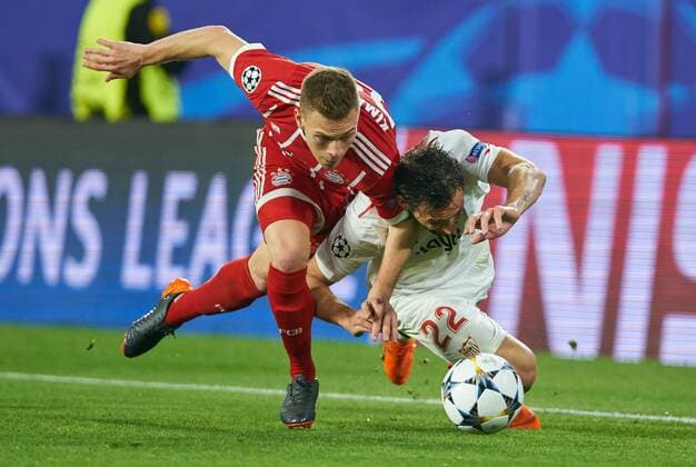 Joshua KIMMICH, FCB 32 Zweikampf , Aktion um den Ball gegen Franco VAZQUEZ, Sevilla 22 Aktion, Zweikampf, Spielszene, Tackling, Ball, Einzelaktion, FC SEVILLA - FC BAYERN MUENCHEN 1-2 Viertelfinale Hinspiel, Fussball UEFA Champions League, Sevilla, Spanien 03.04.2018 CL Saison 2017 2018, FCB,