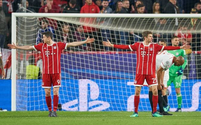 Bilder des Tages - SPORT Robert LEWANDOWSKI, FCB 9 Thomas MUELLER, MÜLLER, FCB 25 gestikuliert und gibt Anweisungen, Aktion, Einzelbild, Einzelaktion, Gestik, Geste, Mimik, Handbewegung, zeigen, deuten Ganzfigur, Aktion, Portrait, Einzelbild, Einzelaktion, FC SEVILLA - FC BAYERN MUENCHEN 1-2 Viertelfinale Hinspiel, Fussball UEFA Champions League, Sevilla, Spanien 03.04.2018 CL Saison 2017 2018, FCB,