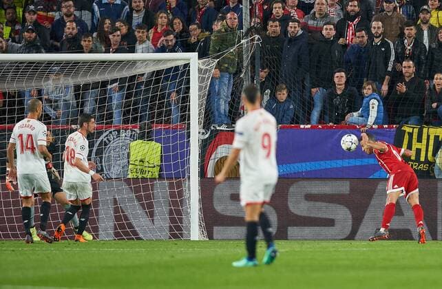 Thiago ALCANTARA, FCB 6 Torschuss, schiesst das Tor zum 1-2 FC SEVILLA - FC BAYERN MUENCHEN 1-2 Viertelfinale Hinspiel, Fussball UEFA Champions League, Sevilla, Spanien 03.04.2018 CL Saison 2017 2018, FCB,