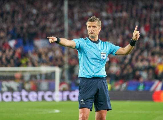 Hauptschiedsrichter Daniele ORSATO, ITA mit Pfeife, Gestik, zeigt, Schiri, Schiedsrichter, Einzelaktion FC SEVILLA - FC BAYERN MUENCHEN 1-2 Viertelfinale Hinspiel, Fussball UEFA Champions League, Sevilla, Spanien 03.04.2018 CL Saison 2017 2018, FCB,