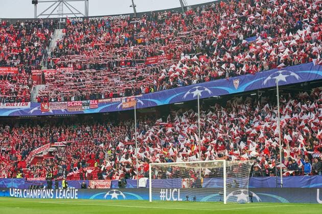 Fan, Fans, Fussballfans, supporters, spectators, Zuschauer, Jacke, Kutte, Weste, Fankurve, Schals Fanschals, Maske, Verkleidung, Fahne, Flagge, Vereinsfarben, Vereinsfahne, Fanfahne, Vereinsflagge, Fanflagge, schwenken, Fahnenmeer, Choreographie, Transparente, Show, Darstellung, Nachricht, Kommunikation, Fanchoreographie, Fankurve, FC SEVILLA - FC BAYERN MUENCHEN 1-2 Viertelfinale Hinspiel, Fussball UEFA Champions League, Sevilla, Spanien 03.04.2018 CL Saison 2017 2018, FCB,
