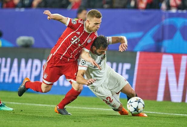 Joshua KIMMICH, FCB 32 Zweikampf , Aktion um den Ball gegen Franco VAZQUEZ, Sevilla 22 Aktion, Zweikampf, Spielszene, Tackling, Ball, Einzelaktion, FC SEVILLA - FC BAYERN MUENCHEN 1-2 Viertelfinale Hinspiel, Fussball UEFA Champions League, Sevilla, Spanien 03.04.2018 CL Saison 2017 2018, FCB,