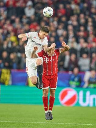 Clement LENGLET, Sevilla 5 Zweikampf , Aktion um den Ball gegen Thiago ALCANTARA, FCB 6 FC SEVILLA - FC BAYERN MUENCHEN 1-2 Viertelfinale Hinspiel, Fussball UEFA Champions League, Sevilla, Spanien 03.04.2018 CL Saison 2017 2018, FCB,