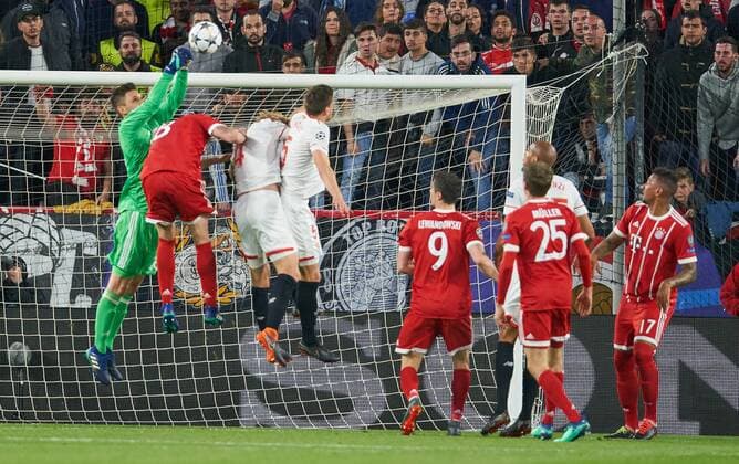 Sven ULREICH, FCB 26 Torwart. wehrt den Ball ab, fängt, fangen, festhalten, Aktion, Einzelbild, Freisteller, Reaktion, Faustabwehr, Fausten Spielszene, Strafraumszene, Szene vor dem Tor, Torraum, Torraumszene FC SEVILLA - FC BAYERN MUENCHEN 1-2 Viertelfinale Hinspiel, Fussball UEFA Champions League, Sevilla, Spanien 03.04.2018 CL Saison 2017 2018, FCB,