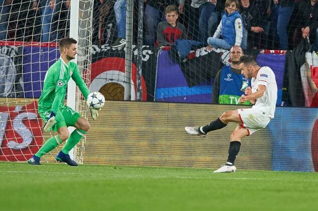 Sven ULREICH, FCB 26 Torwart. bekommt das 1-0 Pablo SARABIA, Sevilla 17 Torschuss, schiesst aufs Tor, schiessen, zieht ab, Spannschuss , Freistoss, FC SEVILLA - FC BAYERN MUENCHEN 1-2 Viertelfinale Hinspiel, Fussball UEFA Champions League, Sevilla, Spanien 03.04.2018 CL Saison 2017 2018, FCB,