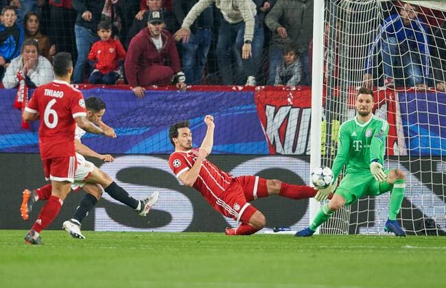 Sven ULREICH, FCB 26 Torwart. Mats HUMMELS, FCB 5 wehrt den Ball ab, fängt, fangen, festhalten, Aktion, Einzelbild, Freisteller, Reaktion, Faustabwehr, Fausten FC SEVILLA - FC BAYERN MUENCHEN 1-2 Viertelfinale Hinspiel, Fussball UEFA Champions League, Sevilla, Spanien 03.04.2018 CL Saison 2017 2018, FCB,
