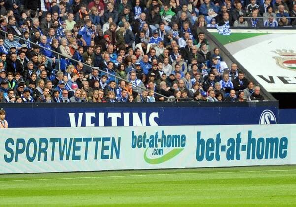 FC Schalke 04 - SC Freiburg 31.03.2018 in Gelsenkirchen. Bandenwerbung Bet-at-home in der Gelsenkirchner Veltins Arena.