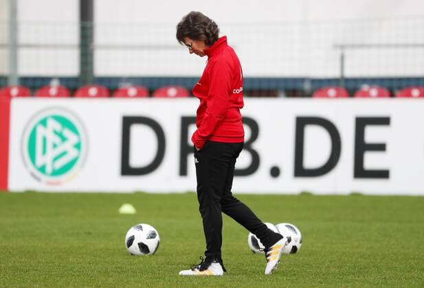 DFB Frauen Nationalmannschaft Training Leipzig, 04.04.2018, RBL Trainingszentrum, Fussball, BR Deutschland (GER), Frauen Nationalteam, Training. , Die Frauen DFB-Auswahl trainiert vor ihrem WM Qualifikationsspiel am Sa. gegen Tschechien im RB Leipzig Trainingszentrum. Im Bild: Interims Co Trainerin Ulrike Ballweg (GER, DFB Auswahl Frauen) ,