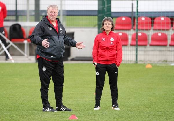 DFB Frauen Nationalmannschaft Training Leipzig, 04.04.2018, RBL Trainingszentrum, Fussball, BR Deutschland (GER), Frauen Nationalteam, Training. , Im Bild: Interimstrainer Horst Hrubesch (DFB Bundestrainer Frauen) und Co Trainerin Ulrike Ballweg (GER). ,
