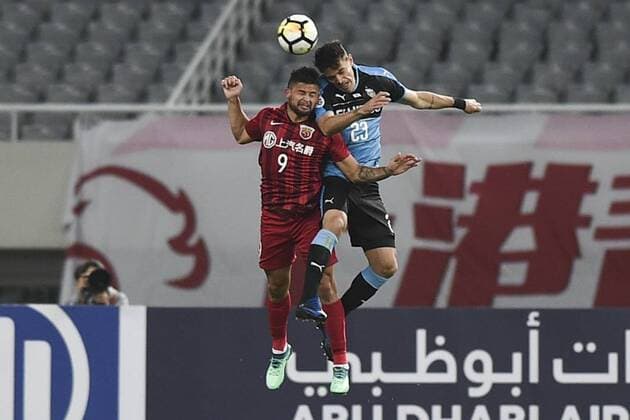 SHANGHAI, CHINA - APRIL 04: Elkeson 9 of Shanghai SIPG and Eduardo 23 of Kawasaki Frontale head the ball during AFC Champions League Group F match between Shanghai SIPG and Kawasaki Frontale at the Shanghai Stadium on April 4, 2018 in Shanghai, China.  Copyright: xVCGx CFP111149484460 