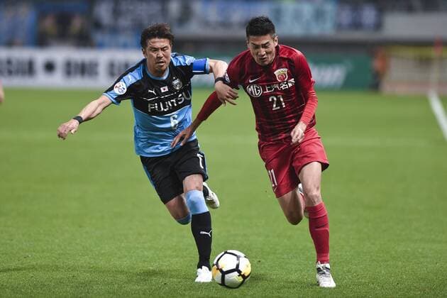 SHANGHAI, CHINA - APRIL 04: Yu Hai 21 of Shanghai SIPG and Yusuke Tasaka 6 of Kawasaki Frontale compete for the ball during AFC Champions League Group F match between Shanghai SIPG and Kawasaki Frontale at the Shanghai Stadium on April 4, 2018 in Shanghai, China.  Copyright: xVCGx CFP111149488174 