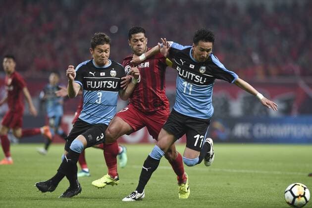 SHANGHAI, CHINA - APRIL 04: Hulk 10 of Shanghai SIPG and Yu Kobayashi 11 of Kawasaki Frontale compete for the ball during AFC Champions League Group F match between Shanghai SIPG and Kawasaki Frontale at the Shanghai Stadium on April 4, 2018 in Shanghai, China.  Copyright: xVCGx CFP111149488558 
