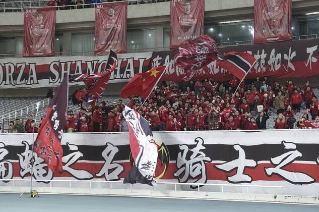 SHANGHAI, CHINA - APRIL 04: Supporters of Shanghai SIPG cheer after AFC Champions League Group F match between Shanghai SIPG and Kawasaki Frontale at the Shanghai Stadium on April 4, 2018 in Shanghai, China.  Copyright: xVCGx CFP111149490428 