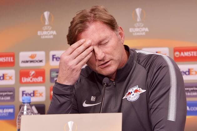 Fußball-Europa League 2017 18, Pressekonferenz vor RB Leipzig - Olympique Marseille (04.04.2018 Spiel am 05.04.2018) RB-Leipzig-Trainer Ralph Hasenhüttl (greift sich an den Kopf) Leipzig Sachsen Deutschland