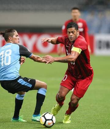 (180404) -- SHANGHAI, April 4, 2018 -- Hulk (R) of Shanghai SIPG FC competes during the AFC Champions League group F soccer match between China s Shanghai SIPG FC and Japan s Kawasaki Frontale in Shanghai, east China, April 4, 2018. The match ended in a 1-1 draw. ) (SP)CHINA-SHANGHAI-SOCCER-AFC ASIAN CHAMPIONS LEAGUE-SHANGHAI SIPG FC VS KAWASAKI FRONTALE (CN) DingxTing 