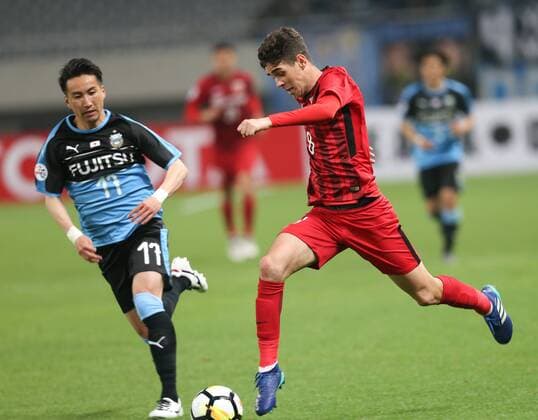 (180404) -- SHANGHAI, April 4, 2018 -- Oscar (R) of Shanghai SIPG FC competes during the AFC Champions League group F soccer match between China s Shanghai SIPG FC and Japan s Kawasaki Frontale in Shanghai, east China, April 4, 2018. The match ended in a 1-1 draw. ) (SP)CHINA-SHANGHAI-SOCCER-AFC ASIAN CHAMPIONS LEAGUE-SHANGHAI SIPG FC VS KAWASAKI FRONTALE (CN) DingxTing 