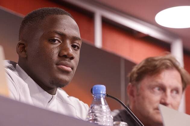 Fußball-Europa League 2017 18, Pressekonferenz vor RB Leipzig - Olympique Marseille (04.04.2018 Spiel am 05.04.2018) RBL-Abwehrspieler Ibrahima Konaté (li.) und RBL-Trainer Ralph Hasenhüttl (re.). Leipzig Sachsen Deutschland