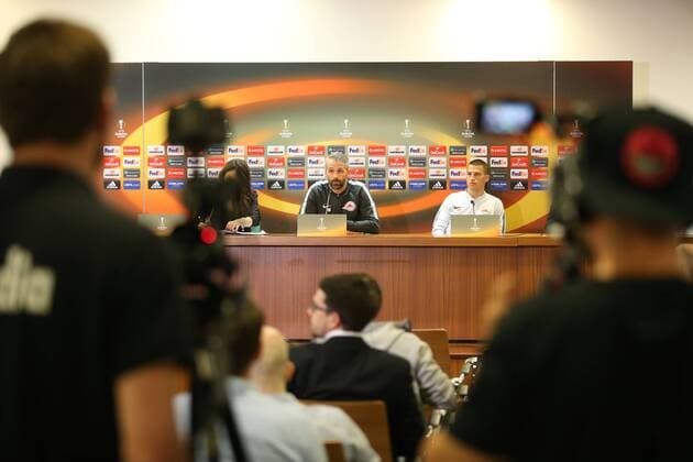 SOCCER - EL, Lazio vs RBS ROME,ITALY,04.APR.18 - SOCCER - UEFA Europa League, quarterfinal, SS Lazio vs Red Bull Salzburg, press conference PK Pressekonferenz RBS. Image shows head coach Marco Rose and Stefan Lainer (RBS). GEPAxpictures xMathiasxMandl