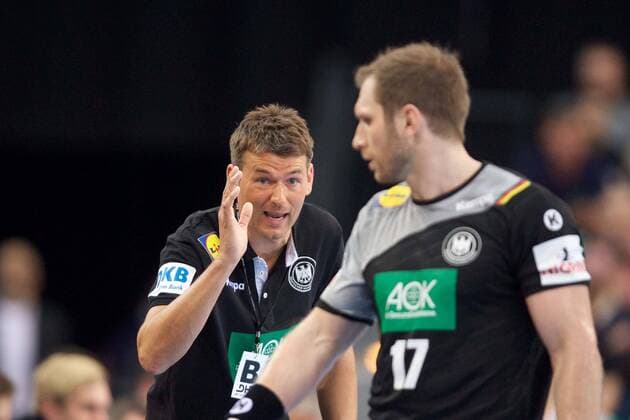 Handball Leipzig 04.04.2018 Länderspiel DHB Testspiel Deutschland (GER) - Serbien (SRB) Christian Prokop (Deutschland, Trainer) Steffen Weinhold (Deutschland, No.17)
