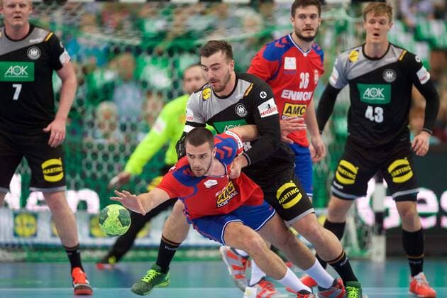 Handball Leipzig 04.04.2018 Länderspiel DHB Testspiel Deutschland (GER) - Serbien (SRB) Stevan Sretenovic (Serbien, No.41) Jannik Kohlbacher (Deutschland, No.48)