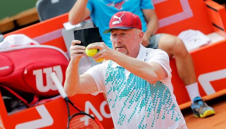 Bilder des Tages - SPORT Chief of the German Male Tennis Federation Boris Becker (L), during a training session of the German Davis Cup team at the bullring of Valencia, Spain. Germany will face Spain for the quarter-finals qualification between the 06 and 08 April. Training session of the German Davis Cup team !ACHTUNG: NUR REDAKTIONELLE NUTZUNG!  Copyright: xManuelxBruquex VLC02 20180404-636584683251002833