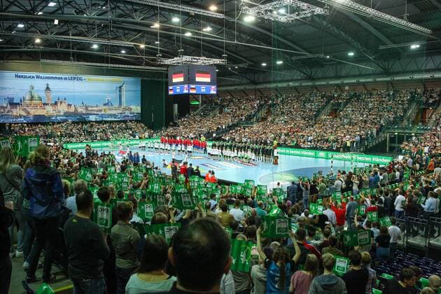 Handball: Germany vs. Serbia, Leipzig 2018 Handball Laenderspiel der Maenner: Deutschland Germany vs. Serbien Serbia am 04.04.2018 in der Arena Leipzig Germany. Im Bild: Die Teams bei der Nationalhymne national anthem, Totale, Symbol, Feature, Rundblick Arena, Zuschauer, Fans.