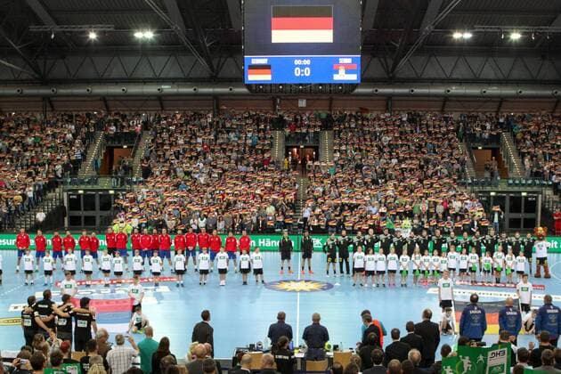 Deutschland - Serbien Handball Leipzig, 04.04.2018, Arena Leipzig, Handball, Länderspiel, Männer, Deutschland - Serbien , Im Bild: beide Mannschaften vor dem Spiel ,