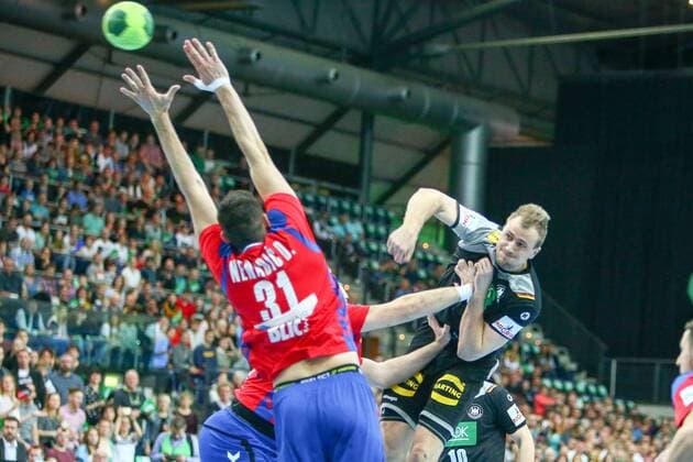 Deutschland - Serbien Handball Leipzig, 04.04.2018, Arena Leipzig, Handball, Länderspiel, Männer, Deutschland - Serbien , Im Bild: Julius Kühn Kuehn (35, Deutschland) trifft zum 1:0 v.l.: Drasko Nenadic (31, Serbien) und Julius Kühn Kuehn (35, Deutschland) ,