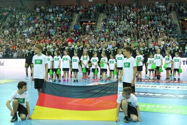Handball: Germany vs. Serbia, Leipzig 2018 Handball Laenderspiel der Maenner: Deutschland Germany vs. Serbien Serbia am 04.04.2018 in der Arena Leipzig Germany. Im Bild: Team Deutschland bei der Nationalhymne, national anthem, Flagge, Fahne.