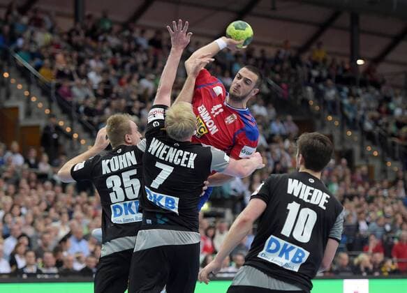 Julius Khn Kuehn (GER 35), Patrick Wiencek (GER 7), Fabian Wiede (GER 10) in der Abwehr gegen Stevan Sretenovic (SRB 41) beim Spiel Deutschland (GER) vs Serbien (SRB), Handball, Laenderspiel, EHF, Testspiel, 04.04.2018 Leipzig Copyright: xEIBNER ChristianxModlax EP_CMA