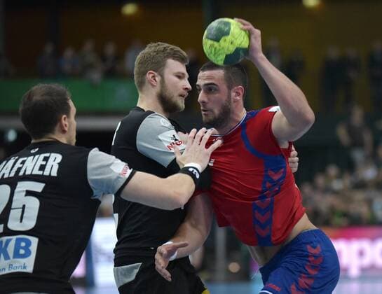 Julius Khn Kuehn (GER 35) und Philipp Weber (GER 20) gegen Stevan Sretenovic (SRB 41) beim Spiel Deutschland (GER) vs Serbien (SRB), Handball, Laenderspiel, EHF, Testspiel, 04.04.2018 Leipzig Copyright: xEIBNER ChristianxModlax EP_CMA