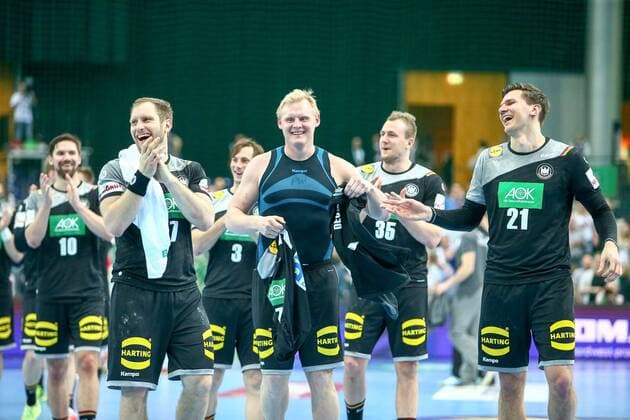 Deutschland - Serbien Handball Leipzig, 04.04.2018, Arena Leipzig, Handball, Länderspiel, Männer, Deutschland - Serbien 26:19 (12:7) , Im Bild v.l.: Steffen Weinhold (17, Deutschland), Patrick Wiencek (7, Deutschland), Julius Kühn Kuehn (35, Deutschland) und Erik Schmidt (21, Deutschland)nach dem Spiel ,