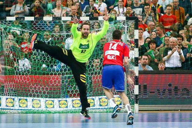 Deutschland - Serbien Handball Leipzig, 04.04.2018, Arena Leipzig, Handball, Länderspiel, Männer, Deutschland - Serbien 26:19 (12:7) , Im Bild v.l.: Torhüter Silvio Heinevetter (12, Deutschland) und Bogdan RadivojeviÄ‡ (14, Serbien) ,