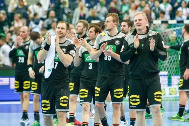 Deutschland - Serbien Handball Leipzig, 04.04.2018, Arena Leipzig, Handball, Länderspiel, Männer, Deutschland - Serbien 26:19 (12:7) , Im Bild v.l.: Steffen Weinhold (17, Deutschland), Uwe Gensheimer (3, Deutschland), Julius Kühn Kuehn (35, Deutschland) und Patrick Wiencek (7, Deutschland) nach dem Spiel ,