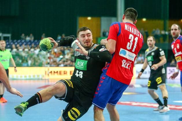 Deutschland - Serbien Handball Leipzig, 04.04.2018, Arena Leipzig, Handball, Länderspiel, Männer, Deutschland - Serbien 26:19 (12:7) , Im Bild v.l.: Jannik Kohlbacher (48, Deutschland) und Drasko Nenadic (31, Serbien) ,