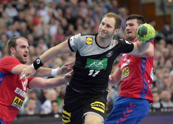 Themen der Woche - SPORT Bilder des Tages - SPORT Zivan Pesic (SRB 13) und Drasko Nenadic (SRB 31) gegen Steffen Weinhold (GER 17) beim Spiel Deutschland (GER) vs Serbien (SRB), Handball, Laenderspiel, EHF, Testspiel, 04.04.2018 Leipzig Copyright: xEIBNER ChristianxModlax EP_CMA