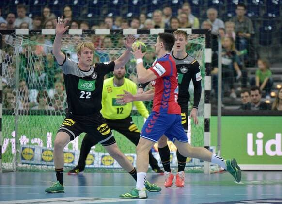 Marian Michalczik (GER 22) und Niclas Pieczkowski (GER 43) gegen Nemanja Zelenovic (SRB 25)beim Spiel Deutschland (GER) vs Serbien (SRB), Handball, Laenderspiel, EHF, Testspiel, 04.04.2018 Leipzig Copyright: xEIBNER ChristianxModlax EP_CMA