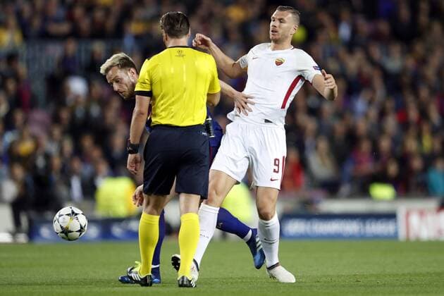 (l-r) Ivan Rakitic of FC Barcelona Barca referee Danny Makkelie, Edin Dzeko of AS Roma during the UEFA Champions League quarter final match between FC Barcelona and AS Roma at the Camp Nou stadium on April 04, 2018 in Barcelona, Spain. UEFA Champions League 2017 2018 xVIxVIxImagesx xMauricexvanxSteenxIVx 10542415