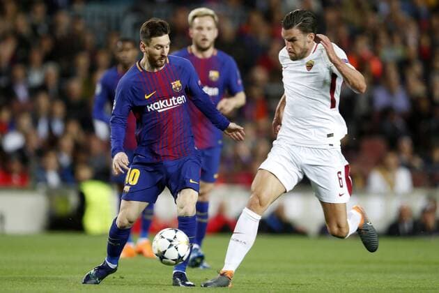 (l-r) Lionel Messi of FC Barcelona Barca Kevin Strootman of AS Roma during the UEFA Champions League quarter final match between FC Barcelona and AS Roma at the Camp Nou stadium on April 04, 2018 in Barcelona, Spain. UEFA Champions League 2017 2018 xVIxVIxImagesx xMauricexvanxSteenxIVx 10542507