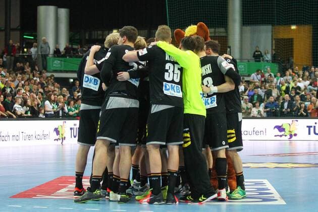 Handball: Germany vs. Serbia, Leipzig 2018 Handball Laenderspiel der Maenner: Deutschland Germany vs. Serbien Serbia am 04.04.2018 in der Arena Leipzig Germany. Im Bild: Teamkreis, Mannschaft, Team, Deutschland.