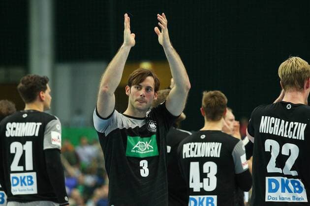 Handball: Germany vs. Serbia, Leipzig 2018 Handball Laenderspiel der Maenner: Deutschland Germany vs. Serbien Serbia am 04.04.2018 in der Arena Leipzig Germany. Im Bild: Uwe GENSHEIMER ( 3, GER), Dank an Zuschauer.