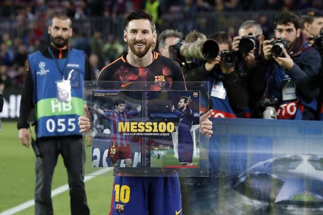 Themen der Woche - SPORT Bilder des Tages - SPORT Lionel Messi of FC Barcelona Barca honoured of 100 goals in UEFA Champions League during the UEFA Champions League quarter final match between FC Barcelona and AS Roma at the Camp Nou stadium on April 04, 2018 in Barcelona, Spain. UEFA Champions League 2017 2018 xVIxVIxImagesx xMauricexvanxSteenxIVx 10542866