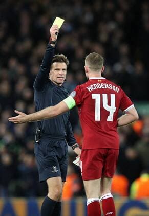 Bilder des Tages - SPORT Football - 2017 2018 UEFA Champions League - Quarter-Final, First Leg: Liverpool vs. Manchester City Jordan Henderson of Liverpool is booked at Anfield. COLORSPORT LYNNE CAMERON 