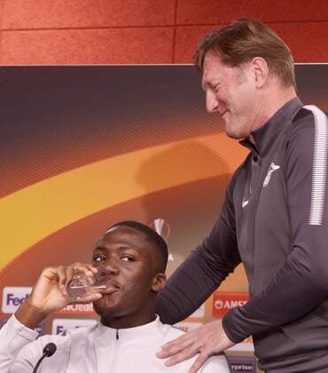 Bilder des Tages - SPORT Fußball-Europa League 2017 18, Pressekonferenz vor RB Leipzig - Olympique Marseille (04.04.2018 Spiel am 05.04.2018) RB-Leipzig-Trainer Ralph Hasenhüttl (re.) herzt Abwehrspieler Ibrahima Konaté (li.) Leipzig Sachsen Deutschland