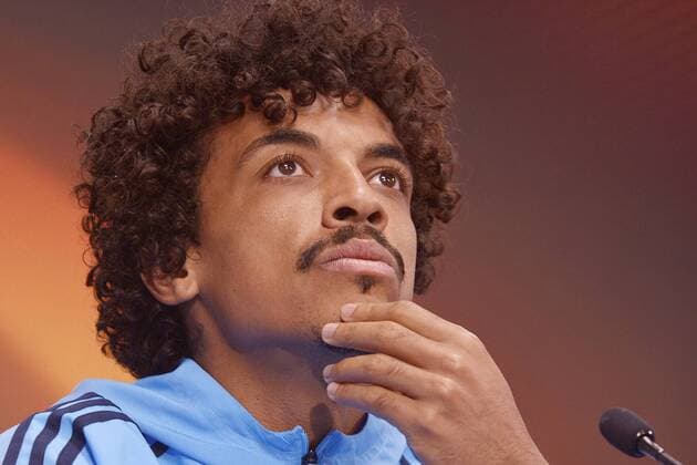 Fußball-Europa League 2017 18, Pressekonferenz vor RB Leipzig - Olympique Marseille (04.04.2018 Spiel am 05.04.2018) Luiz Gustavo, Spieler von Olympique Marseille, schaut nach oben. Leipzig Sachsen Deutschland