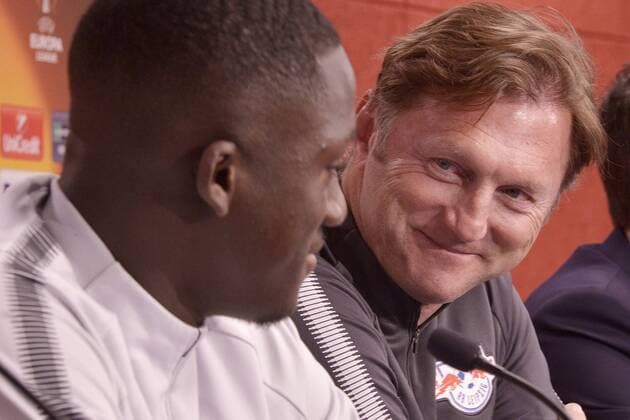 Fußball-Europa League 2017 18, Pressekonferenz vor RB Leipzig - Olympique Marseille (04.04.2018 Spiel am 05.04.2018) RB-Leipzig-Trainer Ralph Hasenhüttl (re.) lächelt Abwehrspieler Ibrahima Konaté (li.) an. Leipzig Sachsen Deutschland