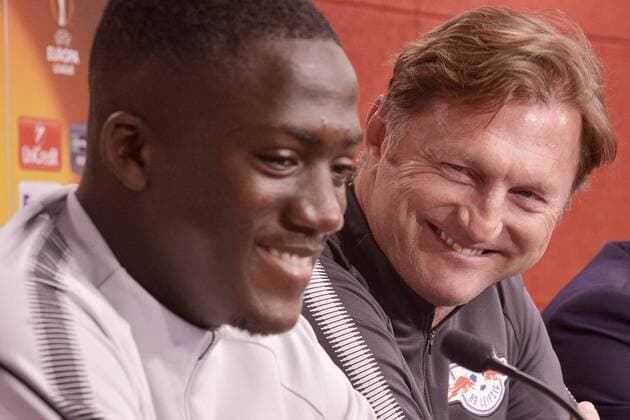 Fußball-Europa League 2017 18, Pressekonferenz vor RB Leipzig - Olympique Marseille (04.04.2018 Spiel am 05.04.2018) RB-Leipzig-Trainer Ralph Hasenhüttl (re.) lacht Abwehrspieler Ibrahima Konaté (li.) an. Leipzig Sachsen Deutschland