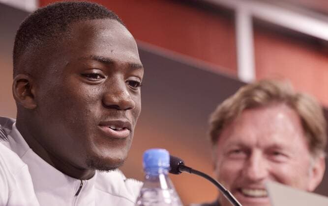 Fußball-Europa League 2017 18, Pressekonferenz vor RB Leipzig - Olympique Marseille (04.04.2018 Spiel am 05.04.2018) RBL-Abwehrspieler Ibrahima Konaté (li.) und RB-Trainer Ralph Hasenhüttl (re.) lachend. Leipzig Sachsen Deutschland